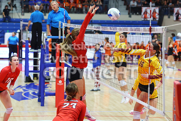 Hoisington vs Girard Pool Play at the 3A State Volleyball Tournament