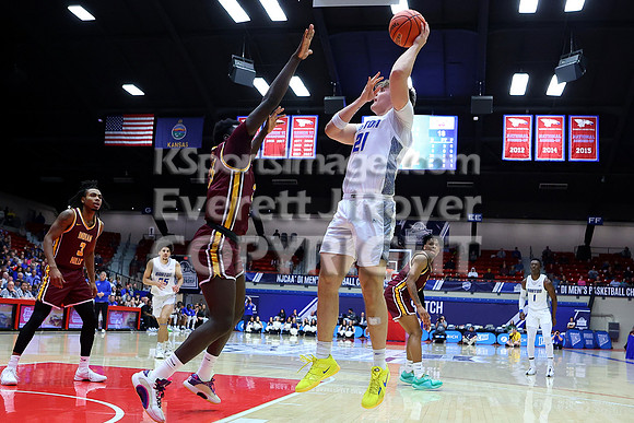 NJCAA D1 Men's National Championship Basketball Semifinal Game, Barton vs Indian Hills.