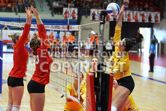 Hoisington vs Girard Pool Play at the 3A State Volleyball Tournament