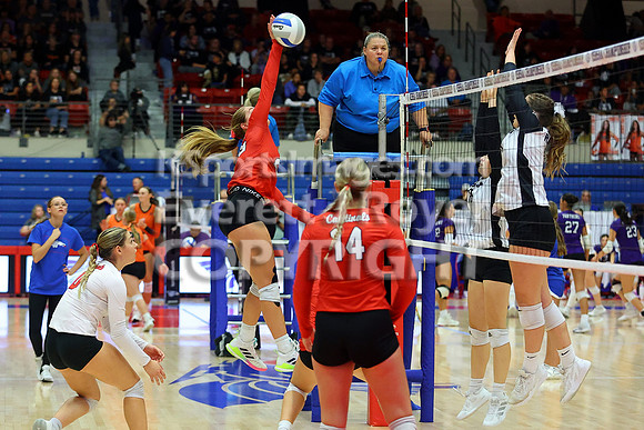 Hoisington vs Neodesha Pool Play at the 3A State Volleyball Tournament