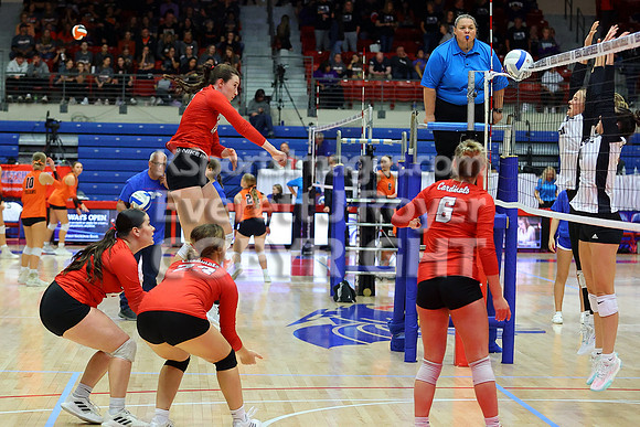 Hoisington vs Neodesha Pool Play at the 3A State Volleyball Tournament
